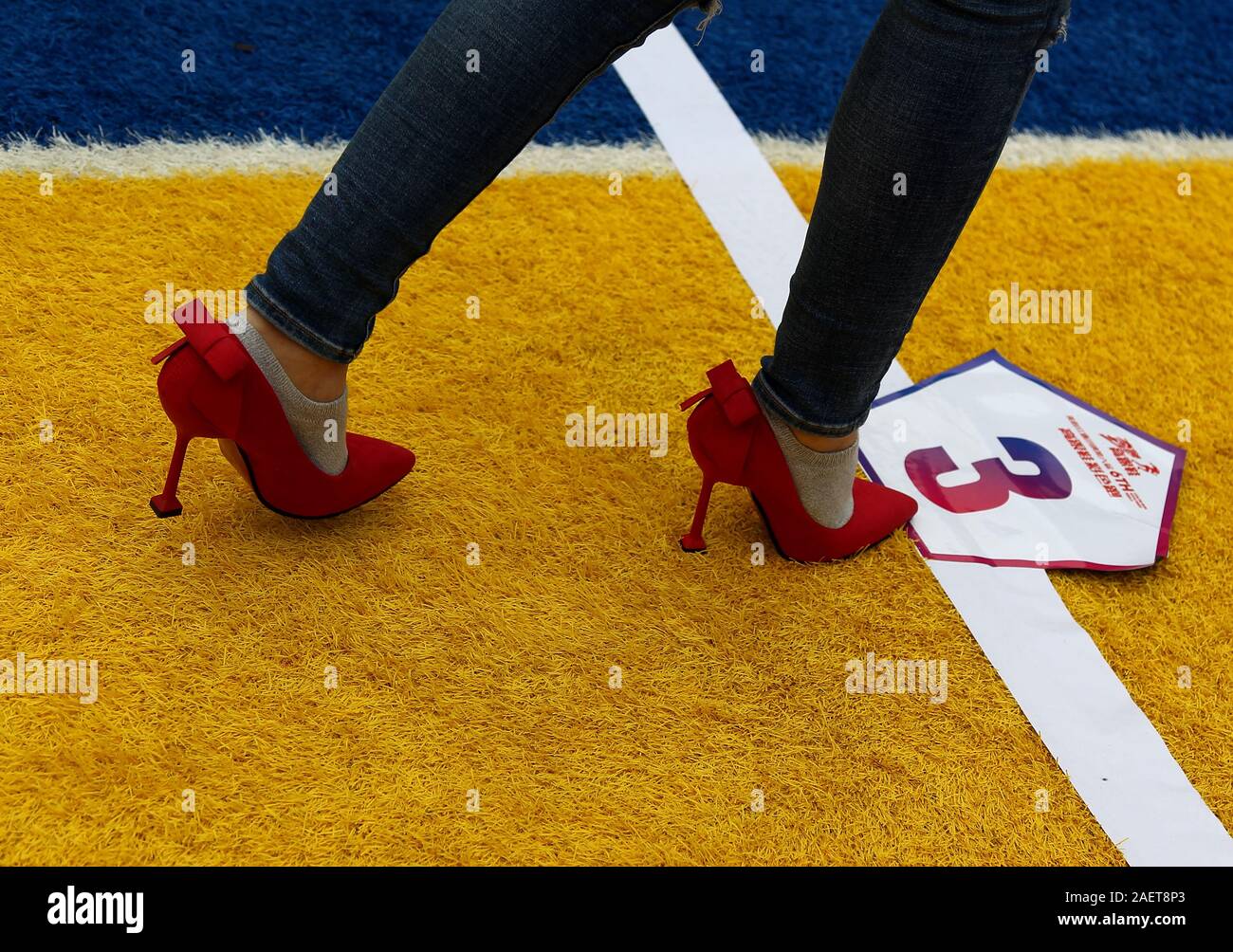 Les gens courent avec des chaussures à haut talon à la 6ème couleur Chaussures High-Heeled courir à Chongqing, Chine, 23 novembre 2019. La 6e Chaussures High-Heeled Color Run wa Banque D'Images