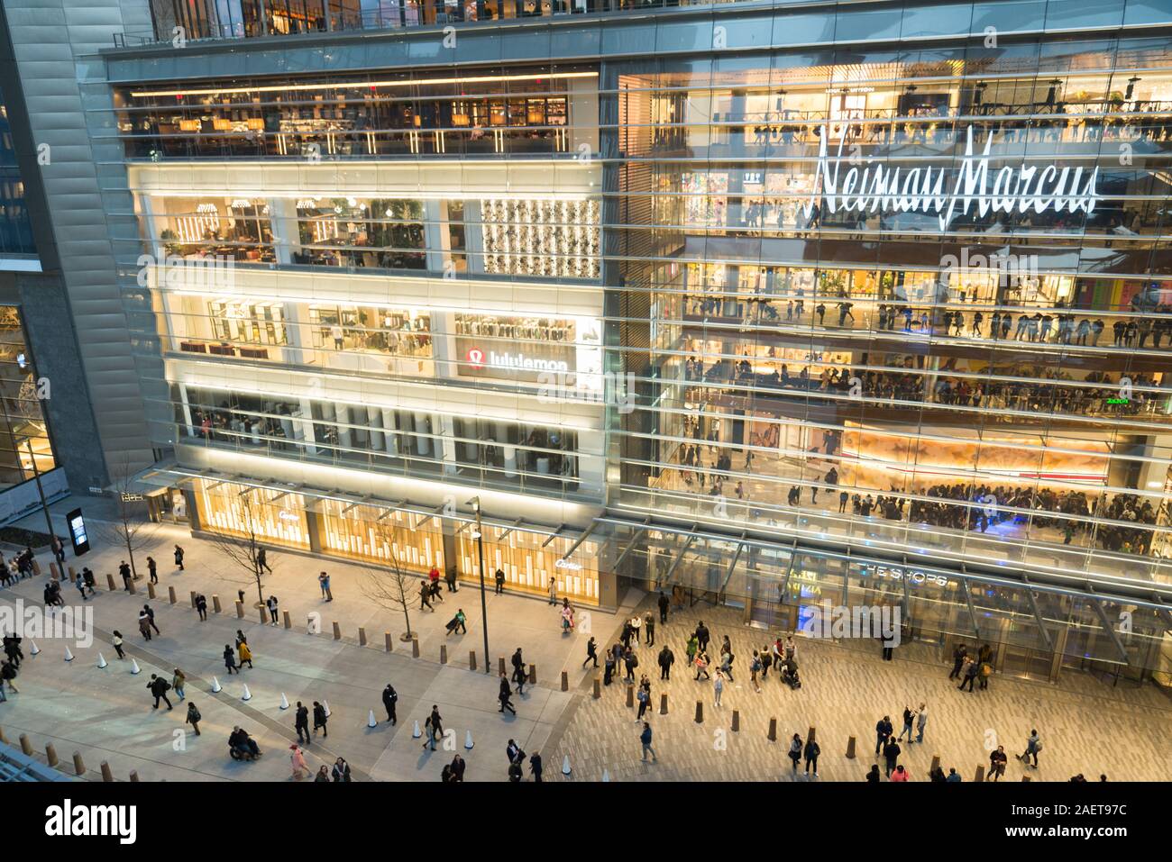 Magasin Neiman Marcus à l'hudson yards durant la nuit avec beaucoup de gens autour de Banque D'Images