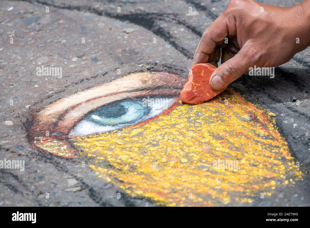 Plus d'art d'un visage à la craie sur un trottoir , Bogotá.‡ , Colombie Banque D'Images