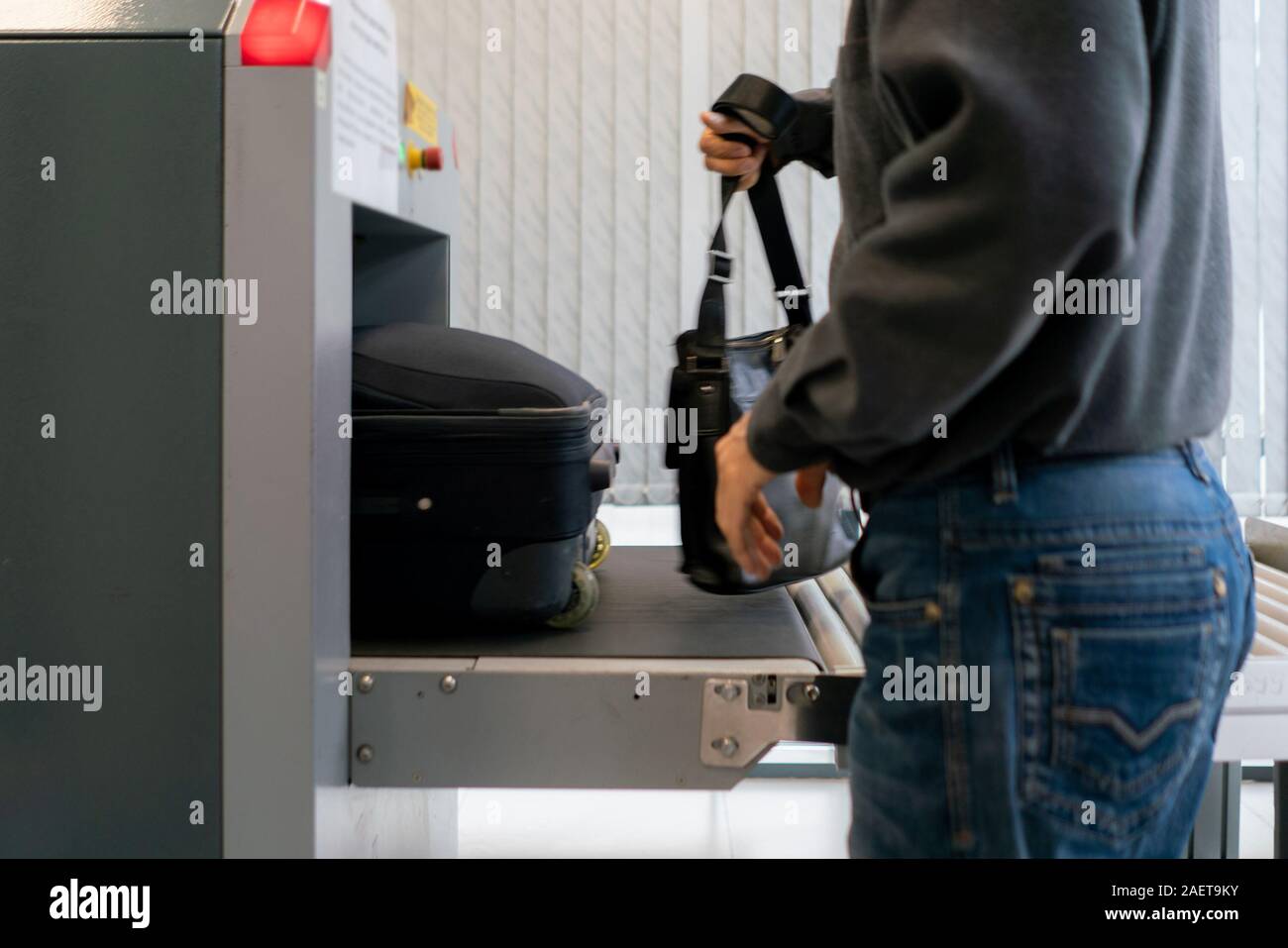 X-ray scanner dans le terminal de l'aéroport, contrôle les sacs avec une assurance Banque D'Images