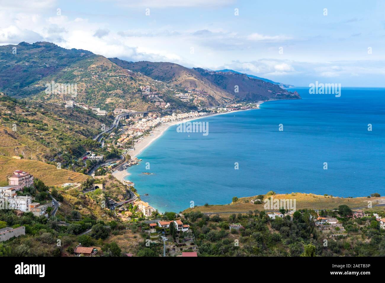 Vue aérienne de la Baie de Giardini-Naxos et seacoast Ionienne près de l'île Isola Bella et l'île de Sicile, Taormine, Italie Banque D'Images