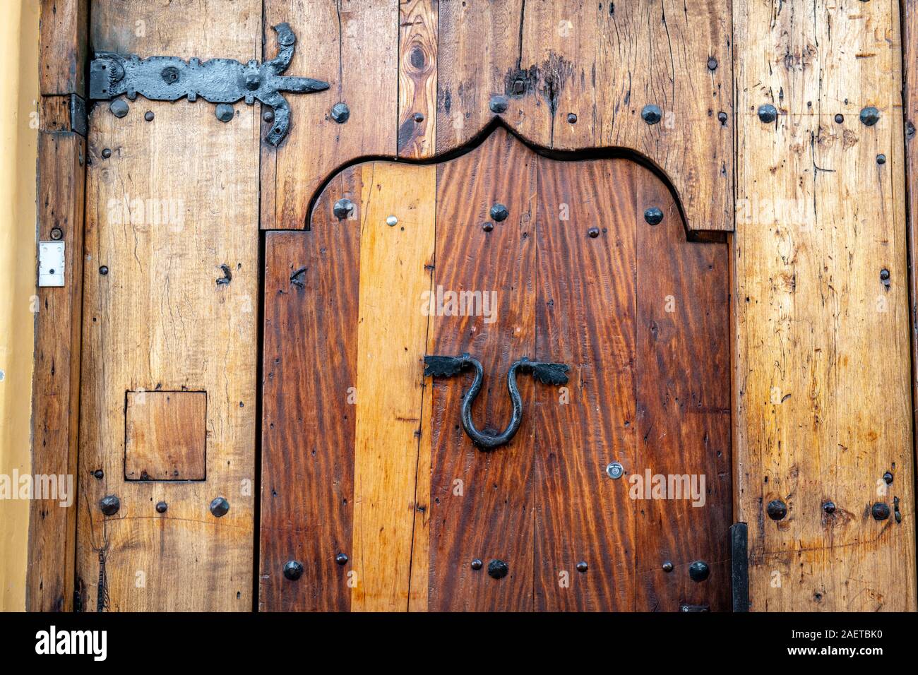 Un knocker orne une porte en bois , Bogotá.‡ , Colombie Banque D'Images