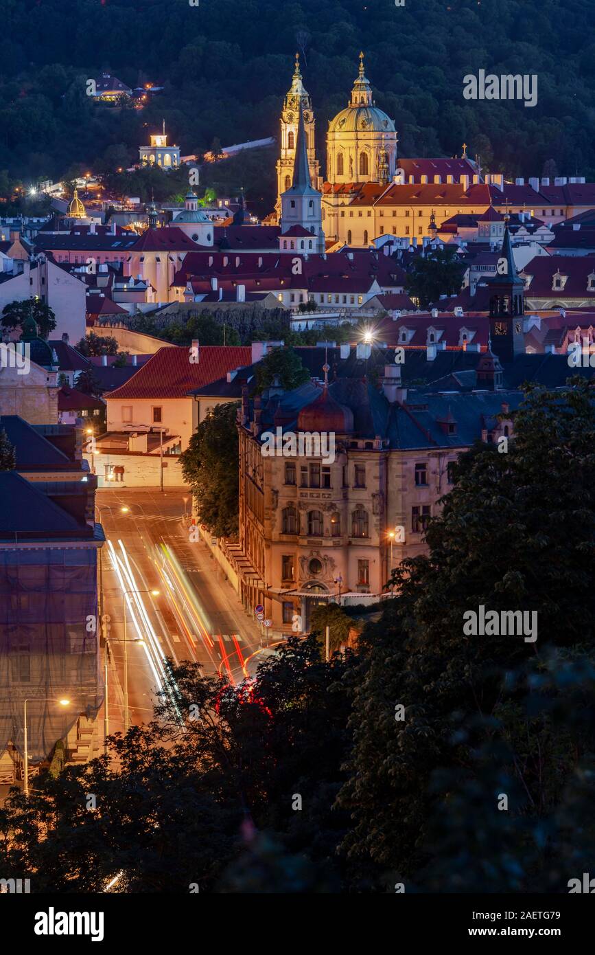 Vue sur la ville avec vue sur l'église Saint Nicolas, traces de lumière, crépuscule, Prague, Prague, République Tchèque Banque D'Images