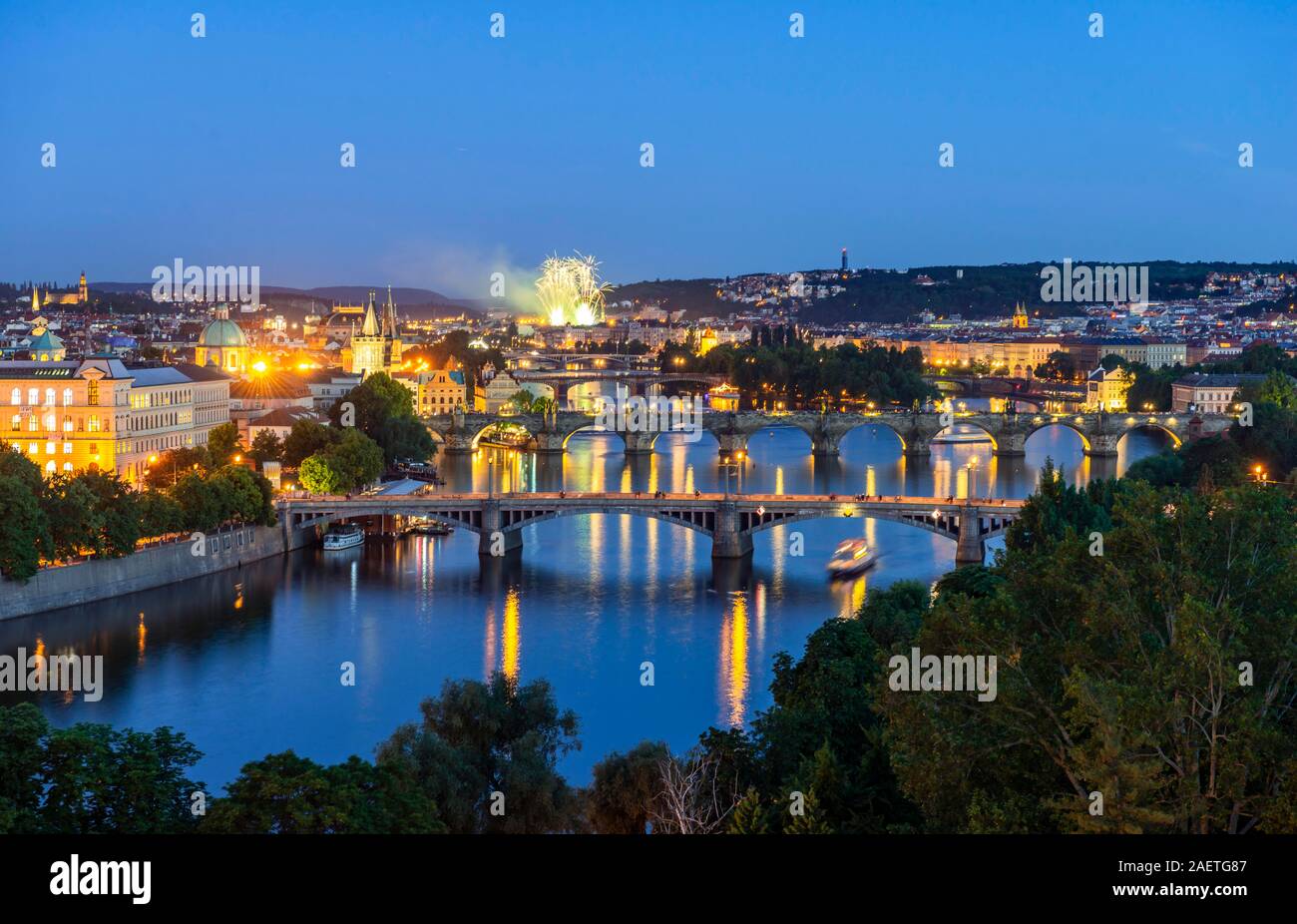 Vue sur la ville, les ponts sur la rivière Vltava, le Pont Charles avec tour du pont de la vieille ville et château d'eau, retour d'artifice, l'humeur du soir, Prague, la bohême Banque D'Images