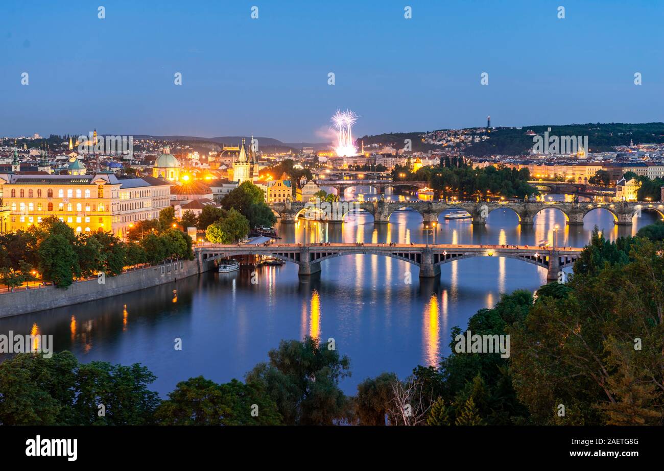 Vue sur la ville, les ponts sur la rivière Vltava, le Pont Charles avec tour du pont de la vieille ville et château d'eau, retour d'artifice, l'humeur du soir, Prague, la bohême Banque D'Images