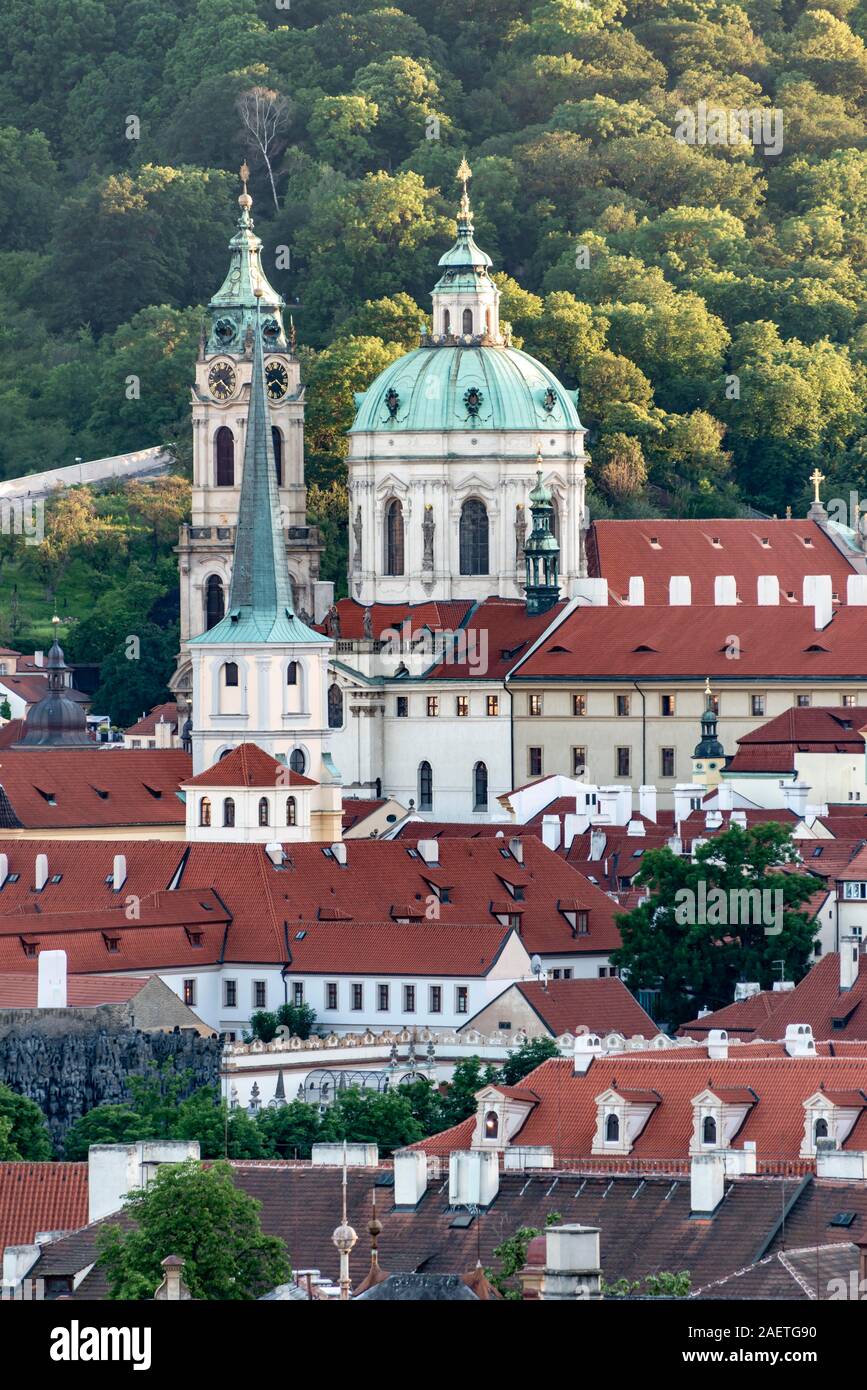 Voir l'Eglise Saint-Nicolas de Malá Strana, Prague, Prague, République Tchèque Banque D'Images