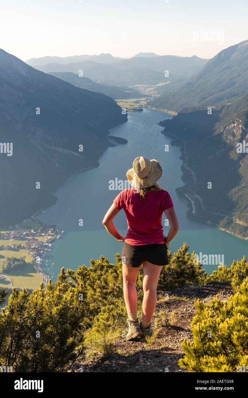 Jeune randonneur, femme à la vue dans la distance, de la montagne à Baerenkopf Lac Achen, gauche et Seebergspitze Seekarspitze Rofan, droite Banque D'Images
