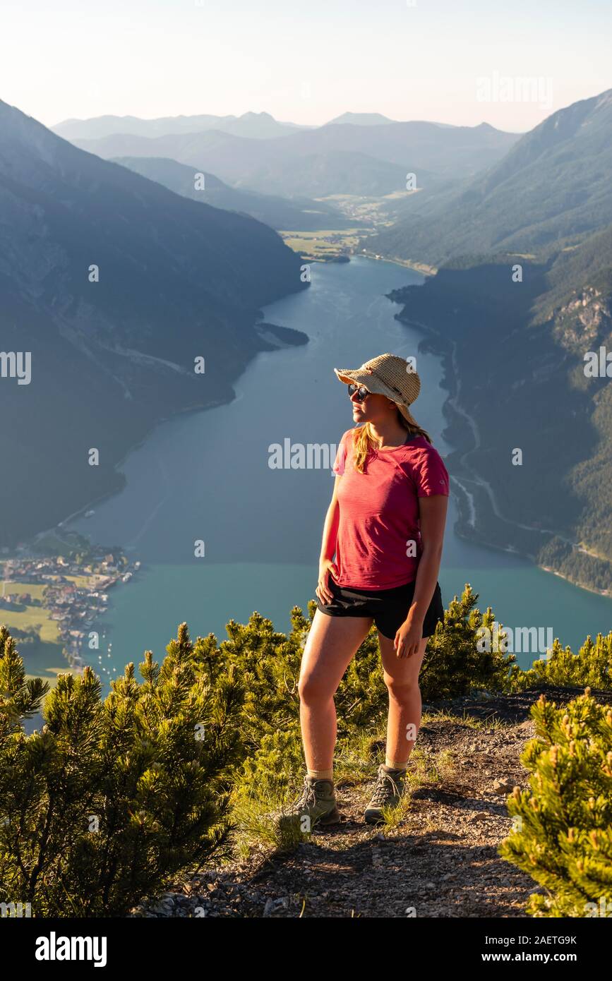 Jeune randonneur, femme à la vue dans la distance, de la montagne à Baerenkopf Lac Achen, gauche et Seebergspitze Seekarspitze Rofan, droite Banque D'Images