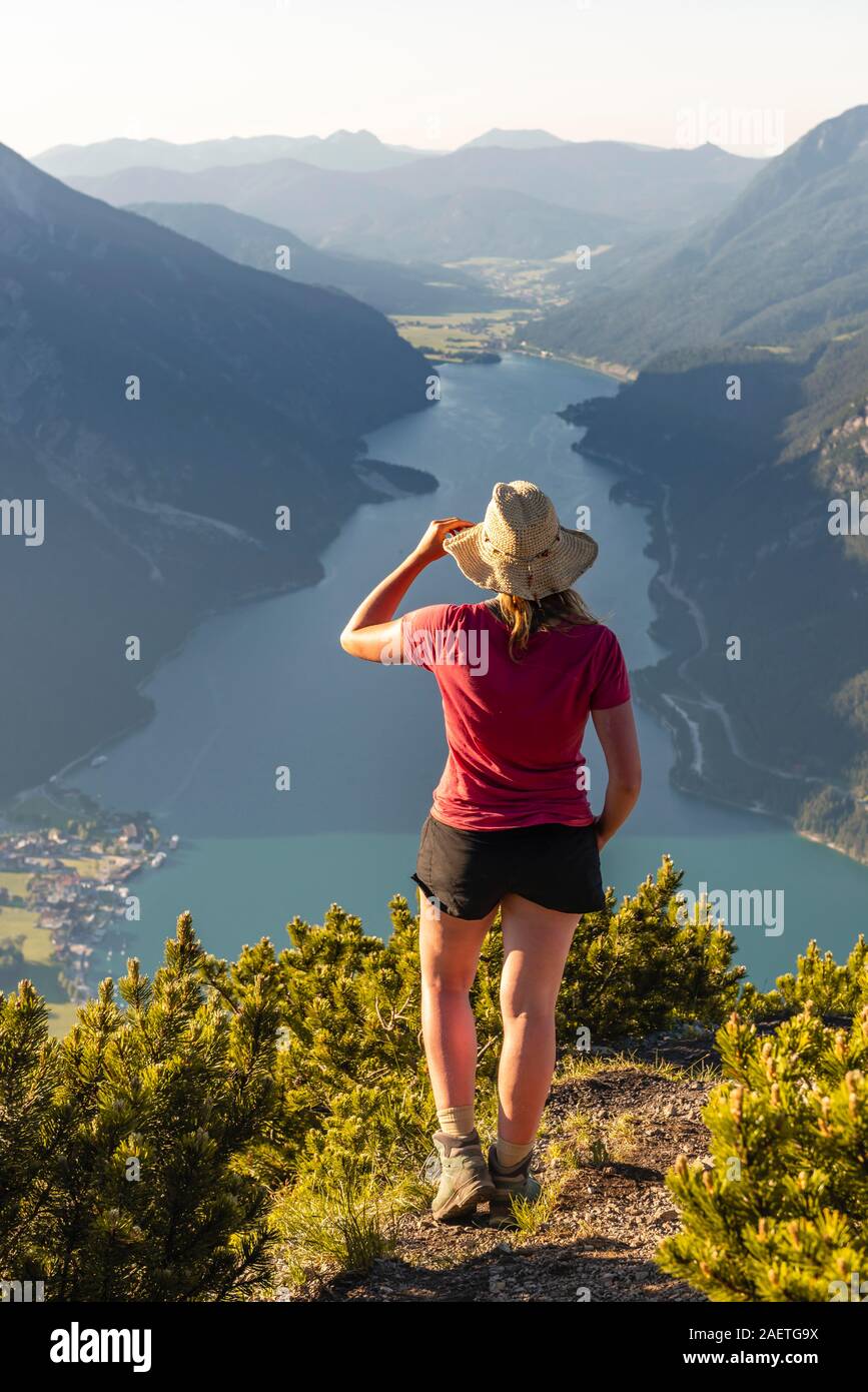 Jeune randonneur, femme à la vue dans la distance, de la montagne à Baerenkopf Lac Achen, gauche et Seebergspitze Seekarspitze Rofan, droite Banque D'Images