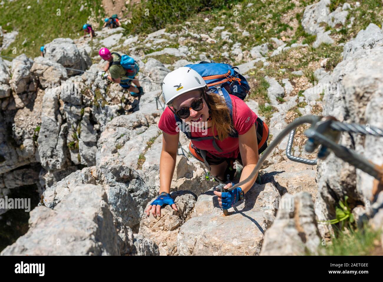 Jeune femme escalade, via ferrata, via ferrata sommet 5, sur le Haidachstellwand, randonnée pédestre sur le Rofan, Tyrol, Autriche Banque D'Images