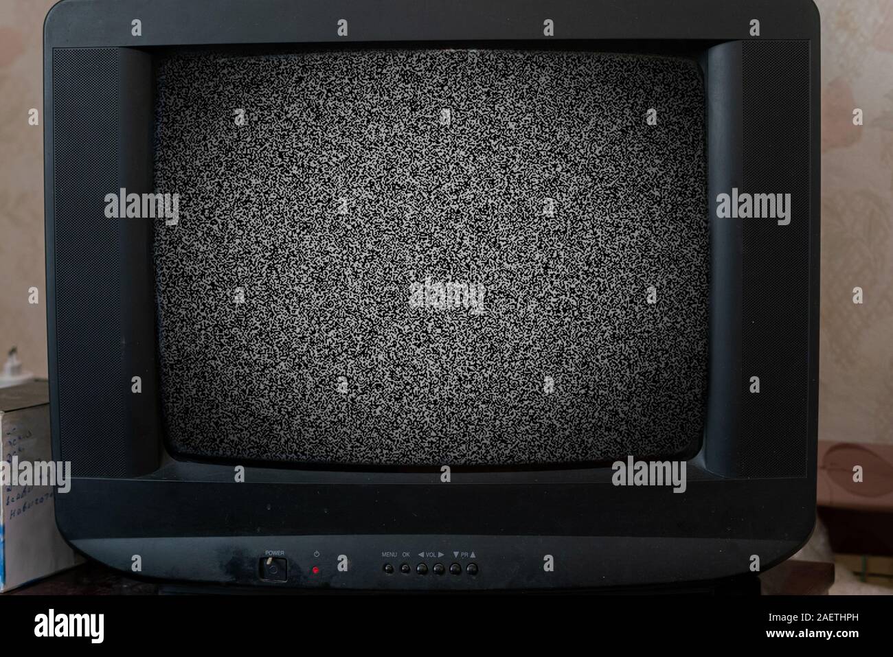 L'ancien vintage tv avec la texture du bruit à la maison Banque D'Images