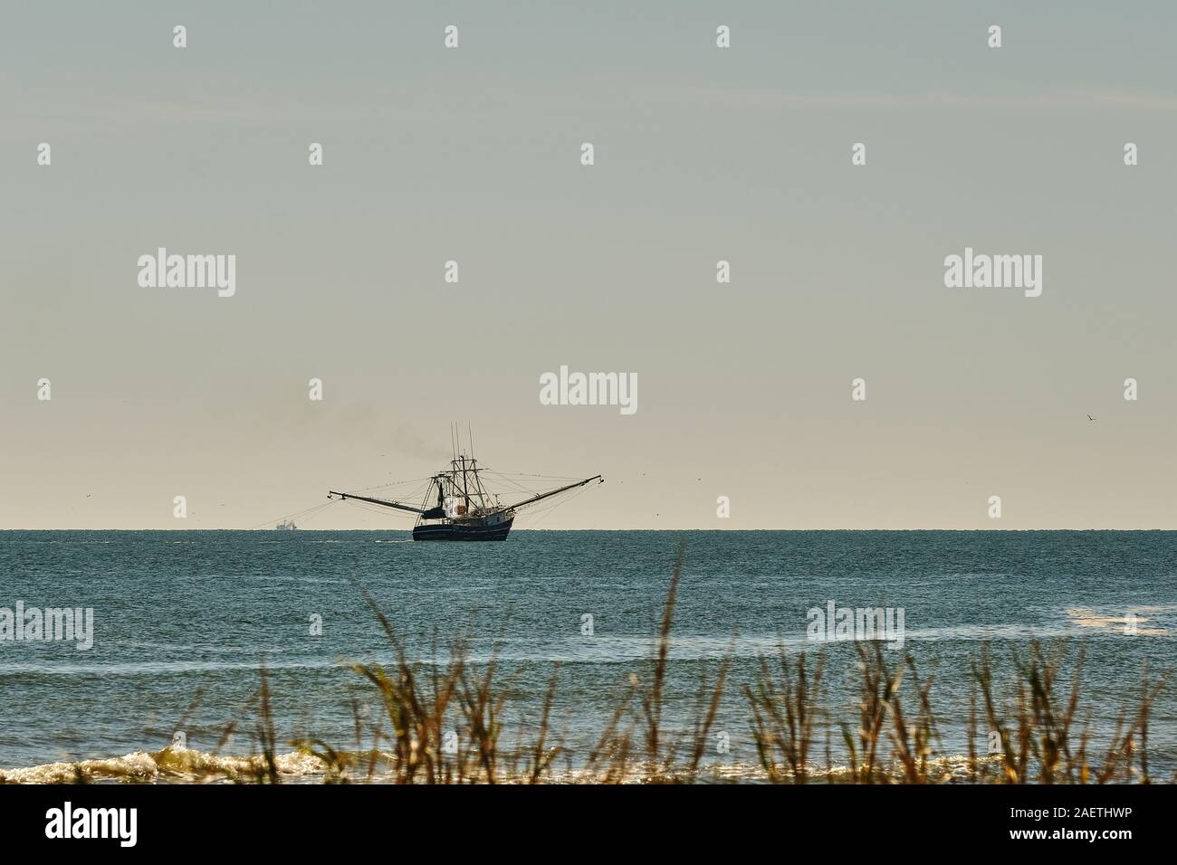 Bateau de la crevette dans le golfe du Mexique, la pêche à la crevette au large de Dauphin Island, Alabama, USA. Banque D'Images