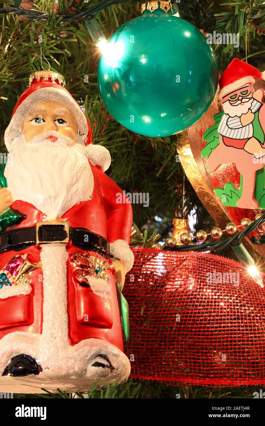 Close-up d'ornements, de lumières, de ruban, et des perles sur un arbre de Noël Banque D'Images