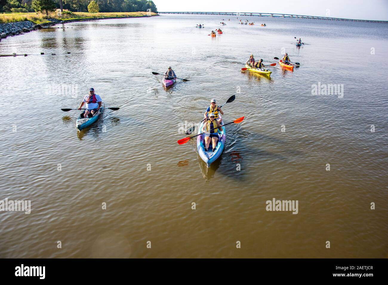 Kayakars sur l'eau au cours d'une journée claire, le plomb Maryland classe 11 kayak sur la rivière Choptank à Cambridge, Maryland Banque D'Images