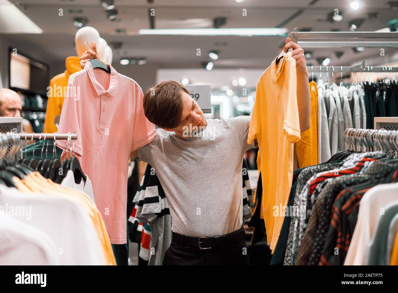 C est le temps d achats. jeune homme dans le magasin de vetements Photo Stock Alamy