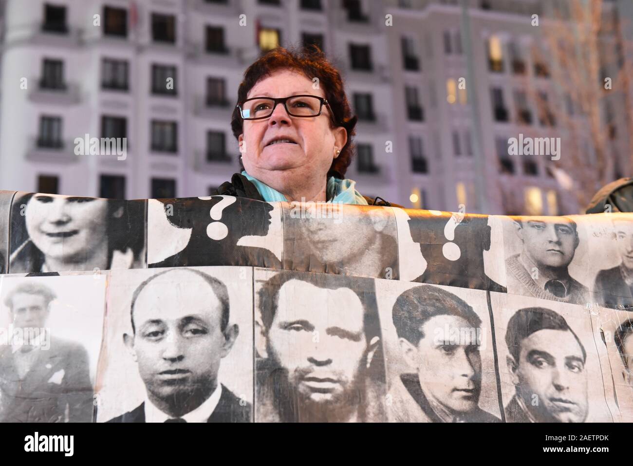 Madrid, Espagne. Dec 10, 2019. Un manifestant tient une bannière avec des photos de personnes qui ont disparu pendant la dictature de Francisco Franco espagnol (1936-1975).Des centaines de personnes se sont réunies à Callao square à Madrid pour marquer la Journée internationale des droits de l'homme. Credit : SOPA/Alamy Images Limited Live News Banque D'Images