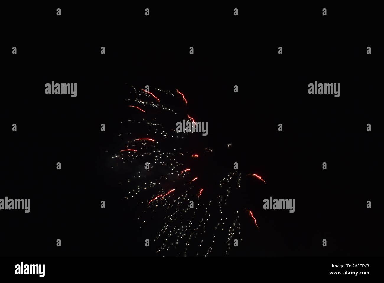 Une traînée de feu d'artifice sur la quatrième de Juillet Banque D'Images