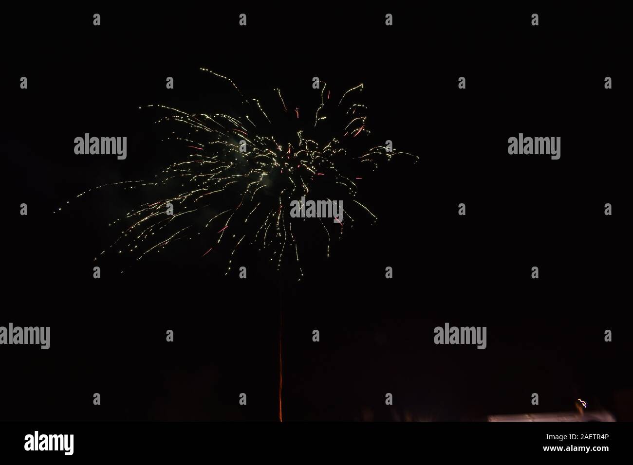 Une traînée de feu d'artifice sur la quatrième de Juillet Banque D'Images