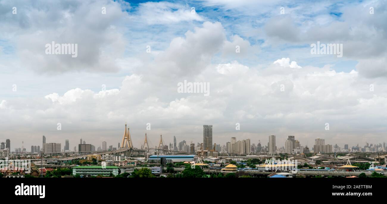 La pollution de l'air à Bangkok, Thaïlande. Les PM 2.5 concept. Mauvaise qualité de l'air rempli de poussières PM 2,5. Le mauvais temps sur les gratte-ciel bâtiment. Cityscape Banque D'Images