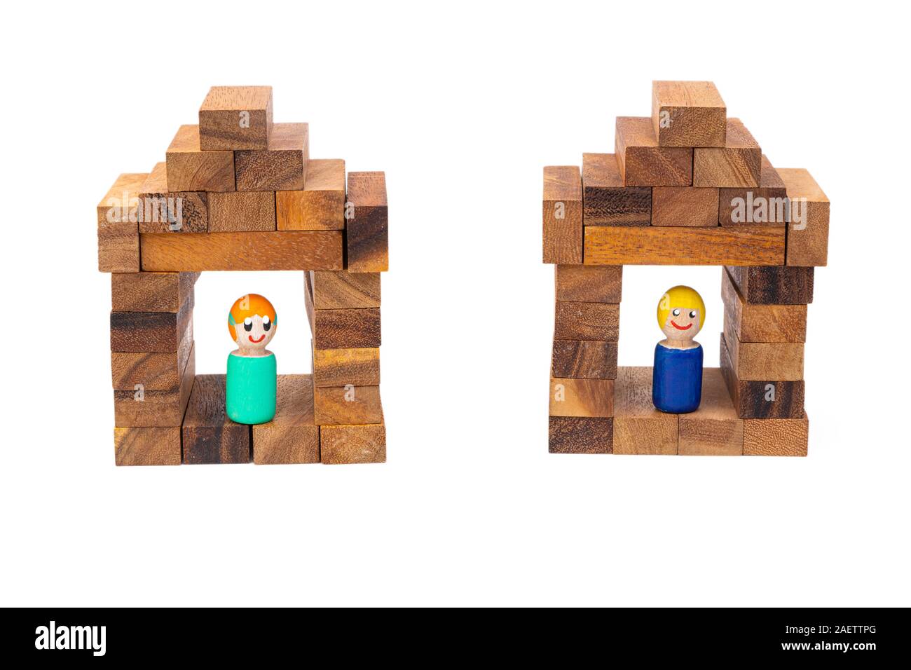 Un jouet en bois d'un homme et de la femme est dans ses beaux sourires et les maisons en bois sur un arrière-plan blanc isolé. Le concept d'un seul homme heureux un Banque D'Images