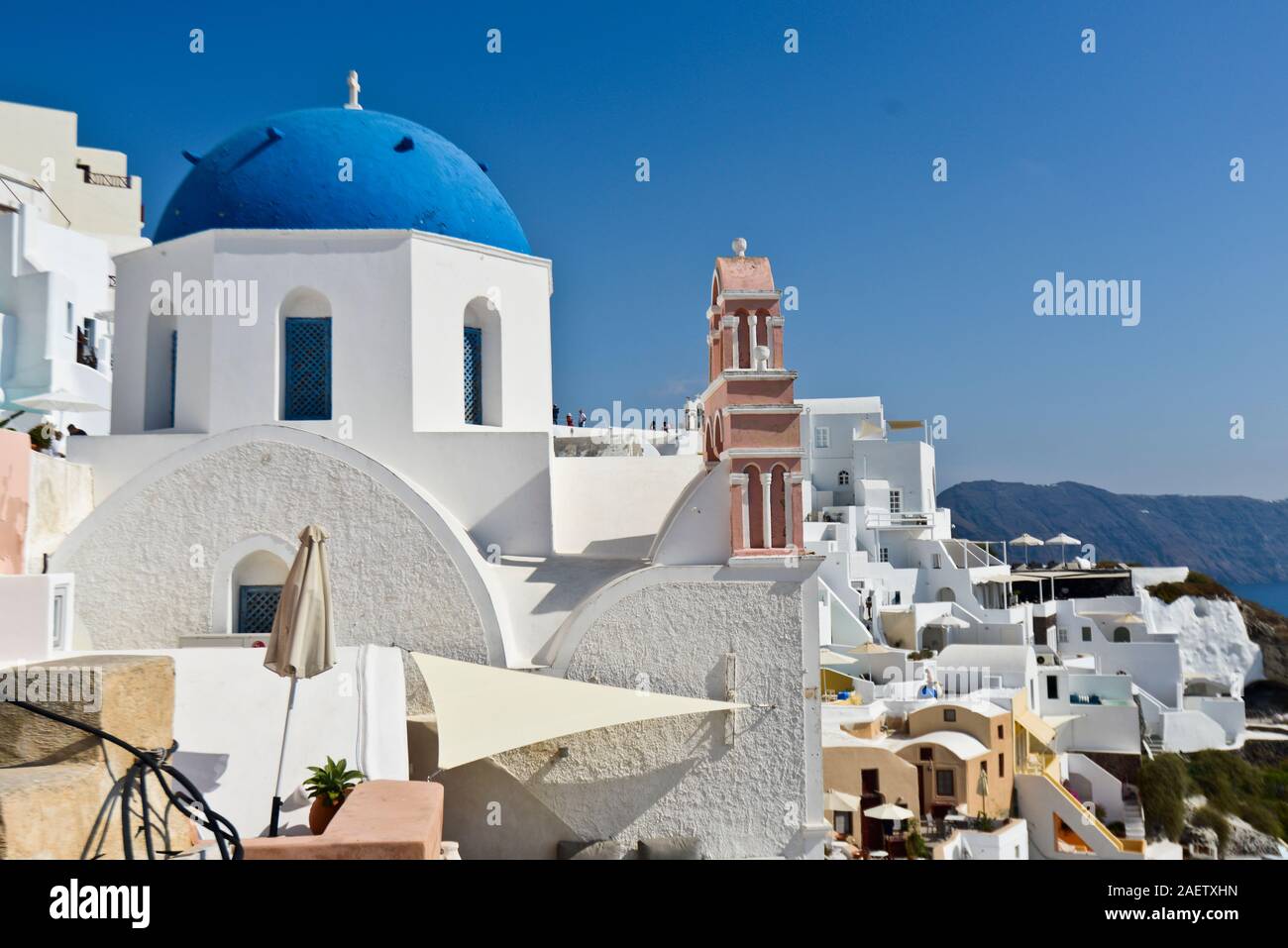 Oia, Santorin : célèbre coupole bleue de l'église de la résurrection. Grèce Banque D'Images