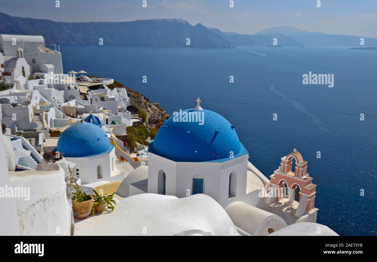 Oia, Santorin : célèbre coupole bleue de l'église de la résurrection. Grèce Banque D'Images