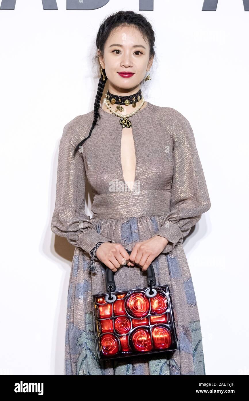 L'actrice chinoise Li Meng assiste à Dior Lady Art Series Cocktail à Shanghai, Chine, 7 novembre 2019. Robe : Dior Banque D'Images