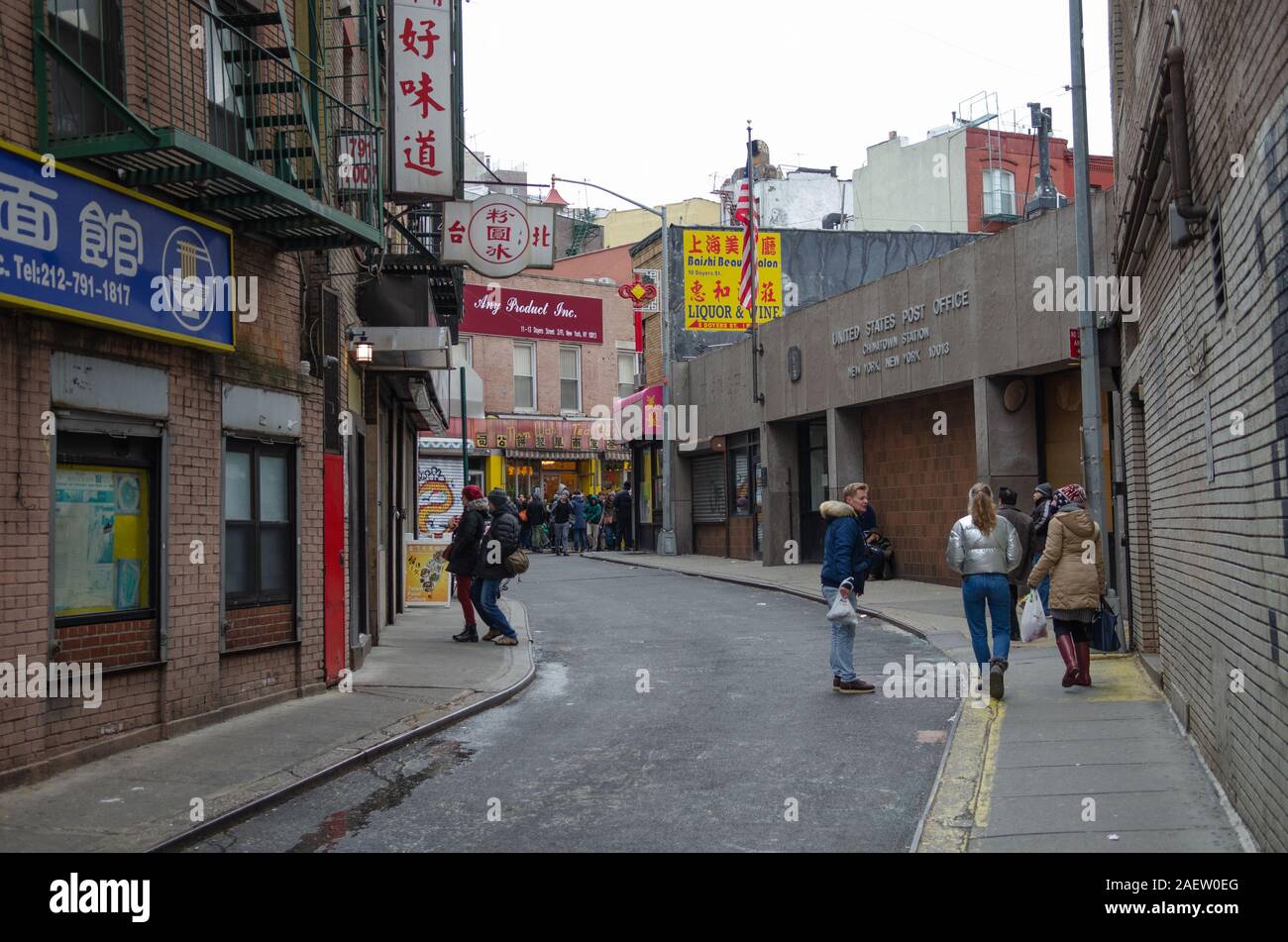 Une vue vers le bas Doyers Street dans le quartier chinois, Manhattan, New York City Banque D'Images