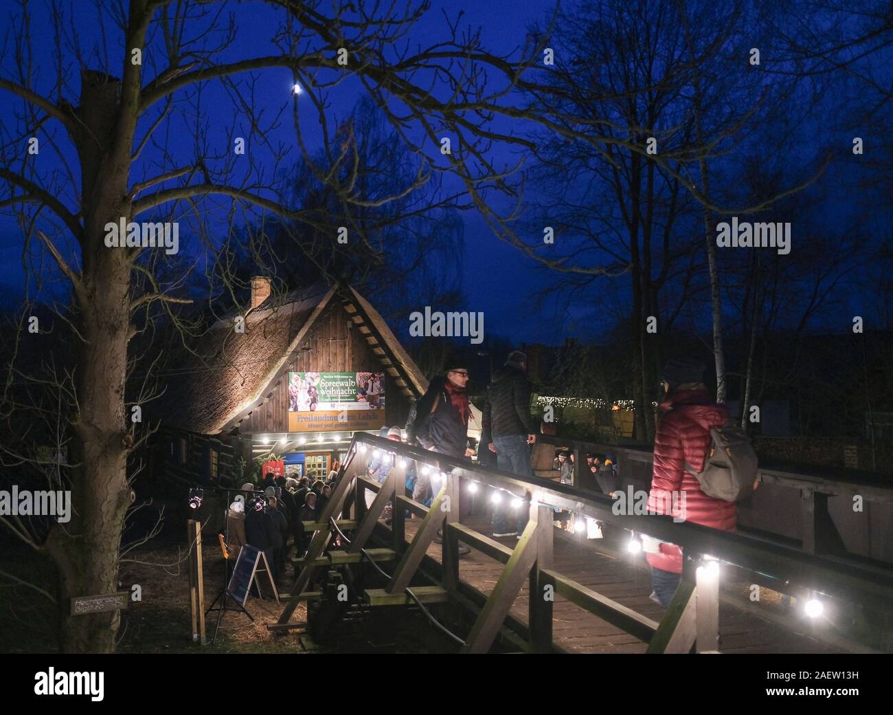 Lehde, Allemagne. 07Th Dec, 2019. Les visiteurs viennent sur le marché de Noël dans le musée en plein air du village de Spreewald Lehde. Sur deux week-ends de Noël la Spreewald a lieu dans le musée village. Dans le quartier historique de fermes et escortes de la musée en plein air, les traditions et les coutumes entourant la saison de Noël dans la région de Lusace sont affichées. Credit : Jens Kalaene Zentralbild-/dpa/ZB/dpa/Alamy Live News Banque D'Images