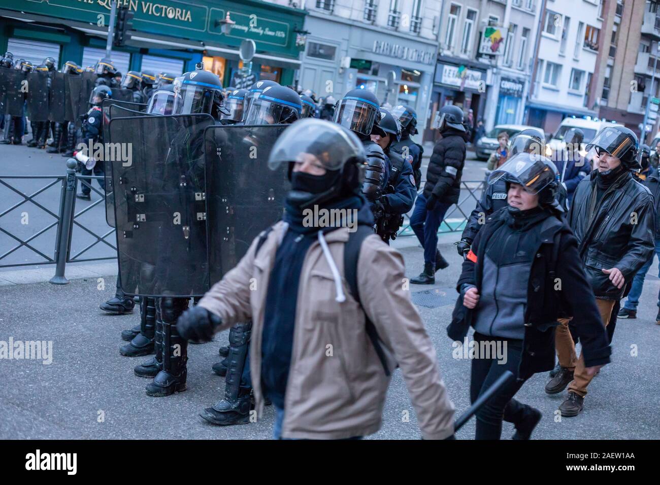 Lille, France. Dec 10, 2019. Monter la garde de la police durant une grève manifestation à Lille, France, 10 décembre 2019. Les travailleurs de transport français ont débrayé, frappant de train, métro et bus, le mardi pour la sixième journée consécutive, alors que les fonctionnaires, les enseignants et étudiants se sont joints à la grève de plier le gouvernement sur son plan de réforme du système de pension du pays. Crédit : Sébastien Courdji/Xinhua/Alamy Live News Banque D'Images