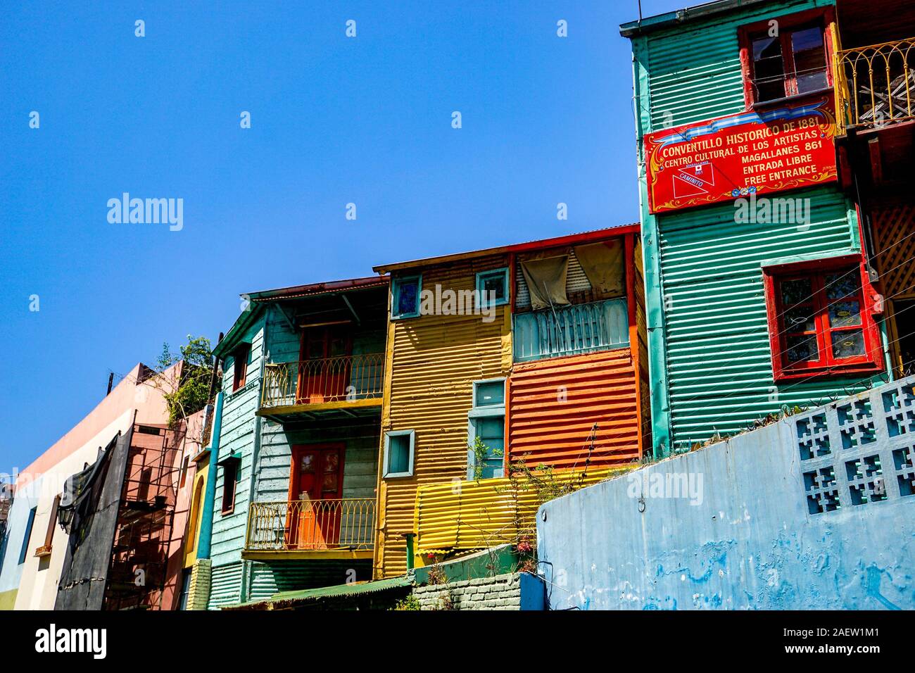 Les bâtiments colorés en banlieue de Buenos Aires en Argentine, la Boca Banque D'Images