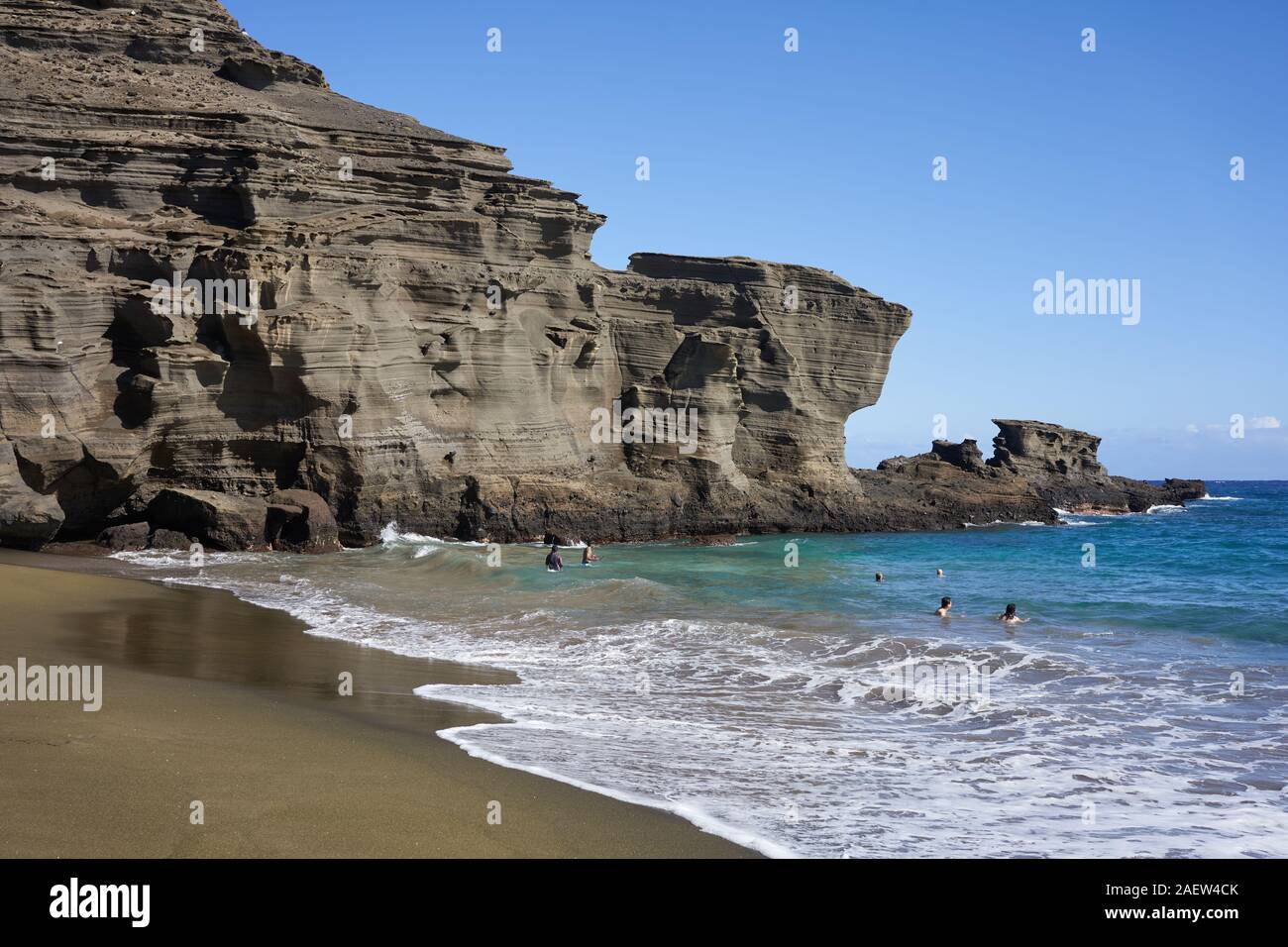 Visiteurs à la plage de sable vert de Papakōlea sur la Big Island, Hawaï, le jeudi 28 novembre 2019. Banque D'Images