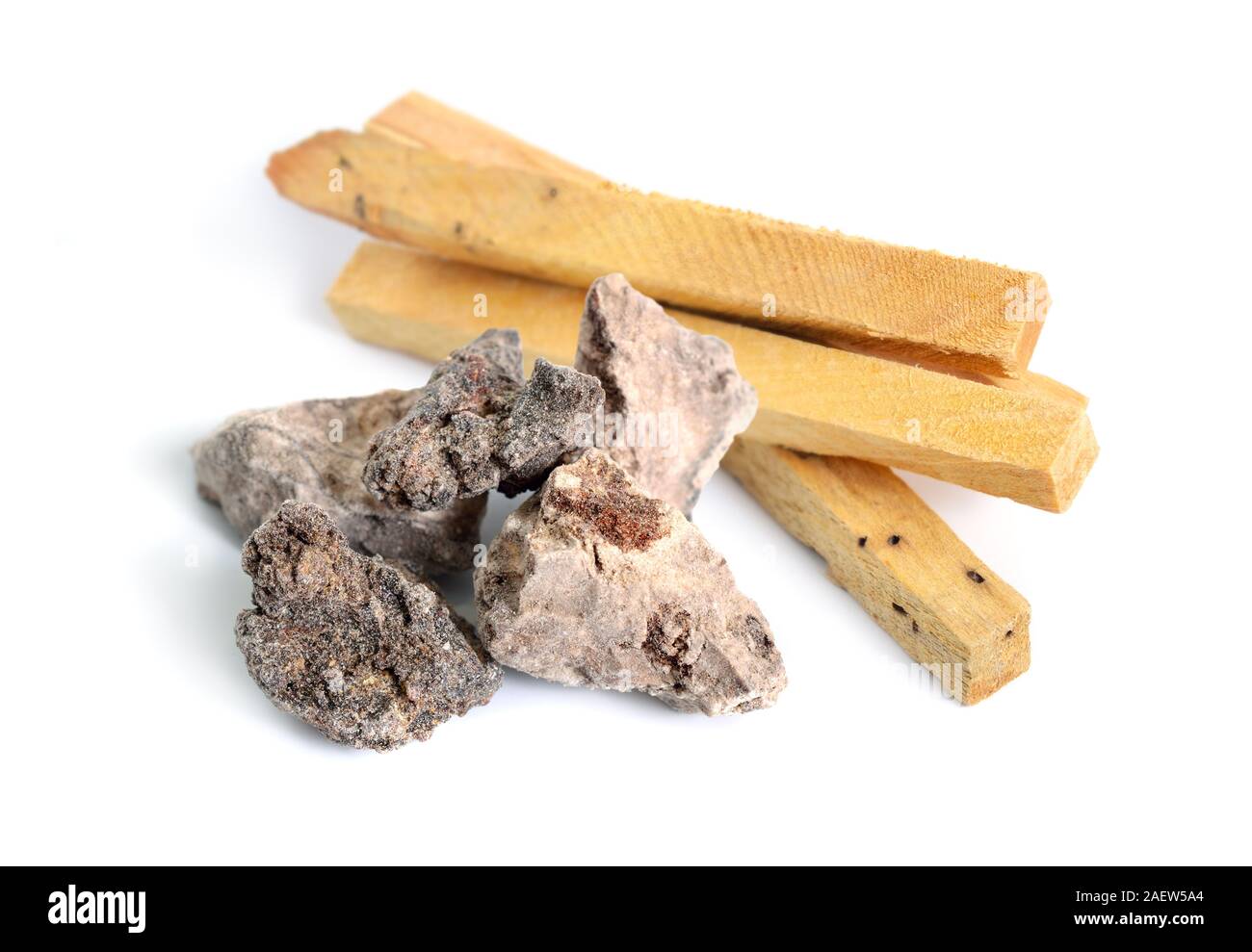 Palo santo, bâtons encens Bois Saint Esprit résine isolé sur fond blanc Banque D'Images