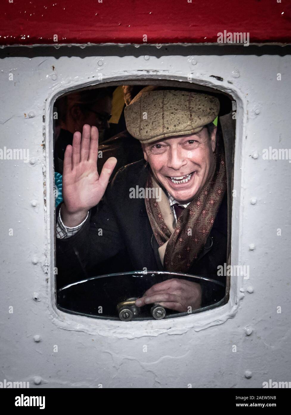 PA Examen de l'élection générale 2019 14/11/19 Le chef du parti Brexit Nigel Farage donne à partir d'une fenêtre sur le Kestrel en crabe en bateau poisson Grimsby dock. Banque D'Images