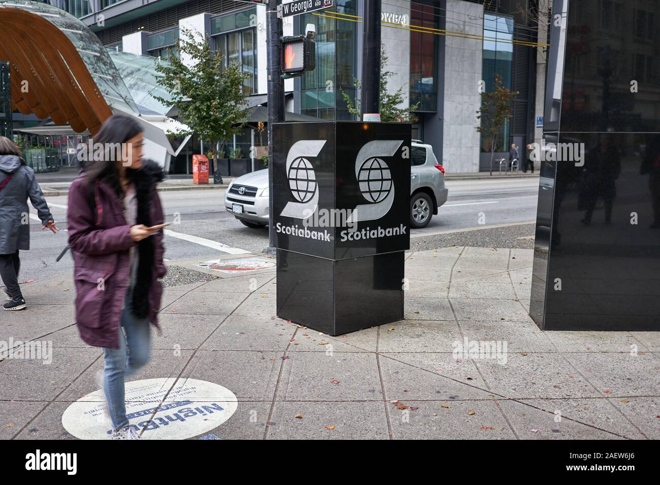 Le logo de la Banque Scotia est visible à l'entrée de la Tour Scotia, sur la rue Georgia Ouest, au centre-ville de Vancouver. Banque D'Images Le logo de la Banque Scotia est visible à l'entrée de la Tour Scotia, sur la rue Georgia Ouest, au centre-ville de Vancouver. Banque D'Images