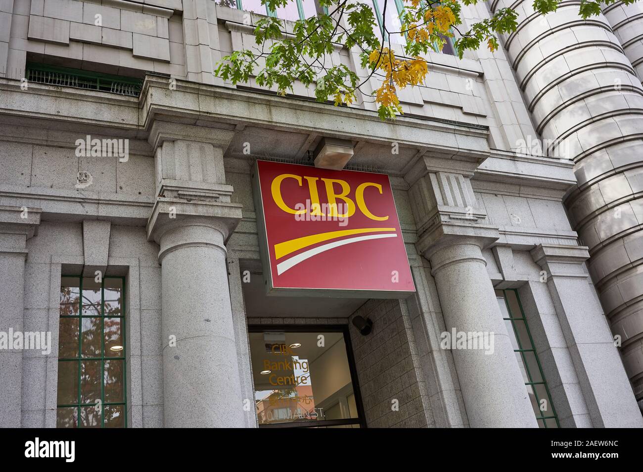 Le panneau d'entrée est visible à une succursale de la Banque CIBC (Banque canadienne Impériale de Commerce), au centre-ville de Vancouver, en Colombie-Britannique, au Canada, le 13 octobre 2019. Banque D'Images