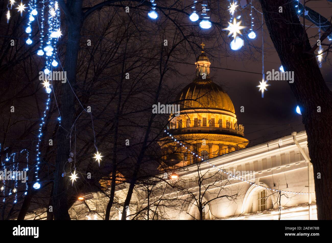 Belle vue de la nuit de la lumineuse coupole de la cathédrale Saint-Isaac encadrée par des vacances de Noël l'éclairage (St. Petersburg, Russie) Banque D'Images