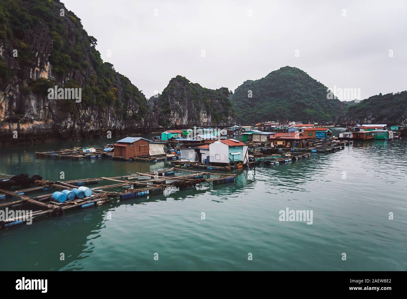 Pisciculture flottante dans la baie de Ha Long vietnam. Pauvres, indigents. production de poissons et crustacés dans la mer. Banque D'Images