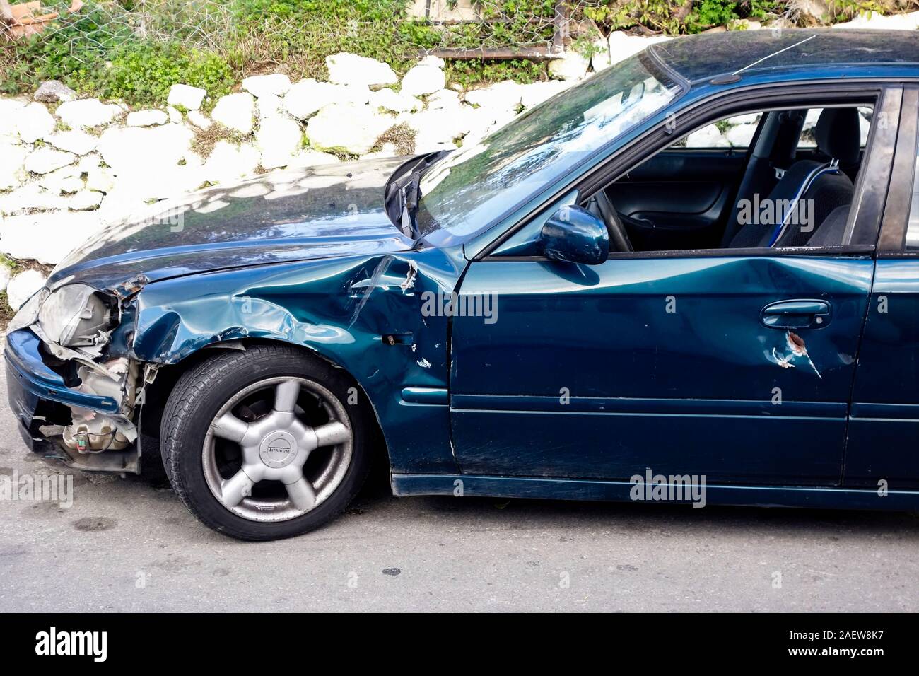 L'aile gauche endommagée d'une voiture après un accident de la circulation, Crète, Grèce Banque D'Images