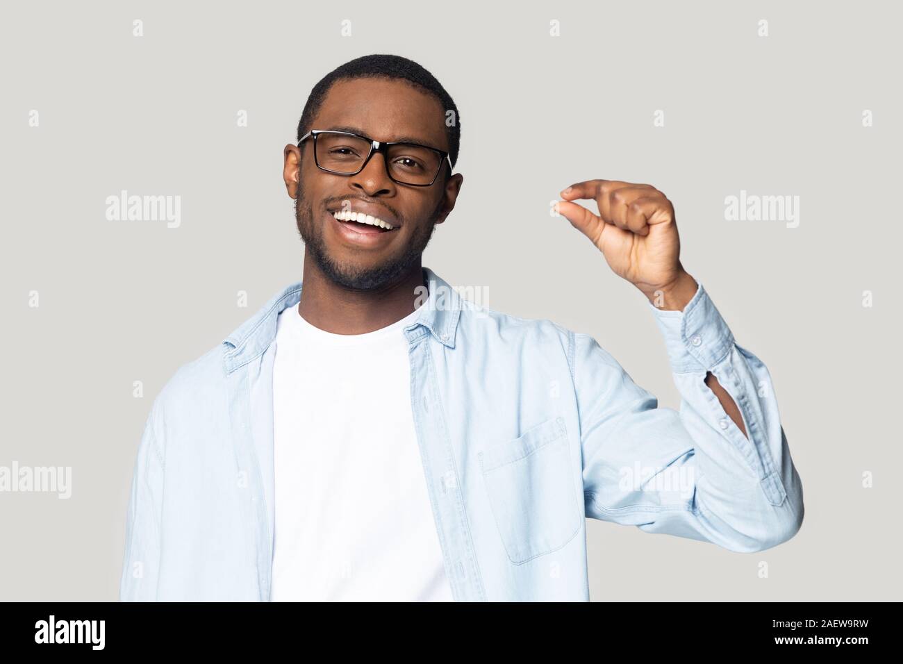 Joyeux Millénaire excité african american guy montrant petit geste des prix. Banque D'Images