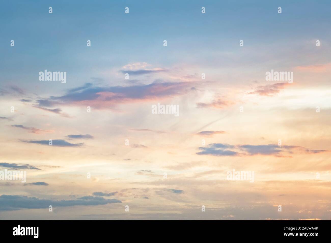 Beau fond de ciel coucher de soleil Paysage ou coucher du soleil. avec les nuages. Belle réflexion du soleil sur les nuages. Banque D'Images