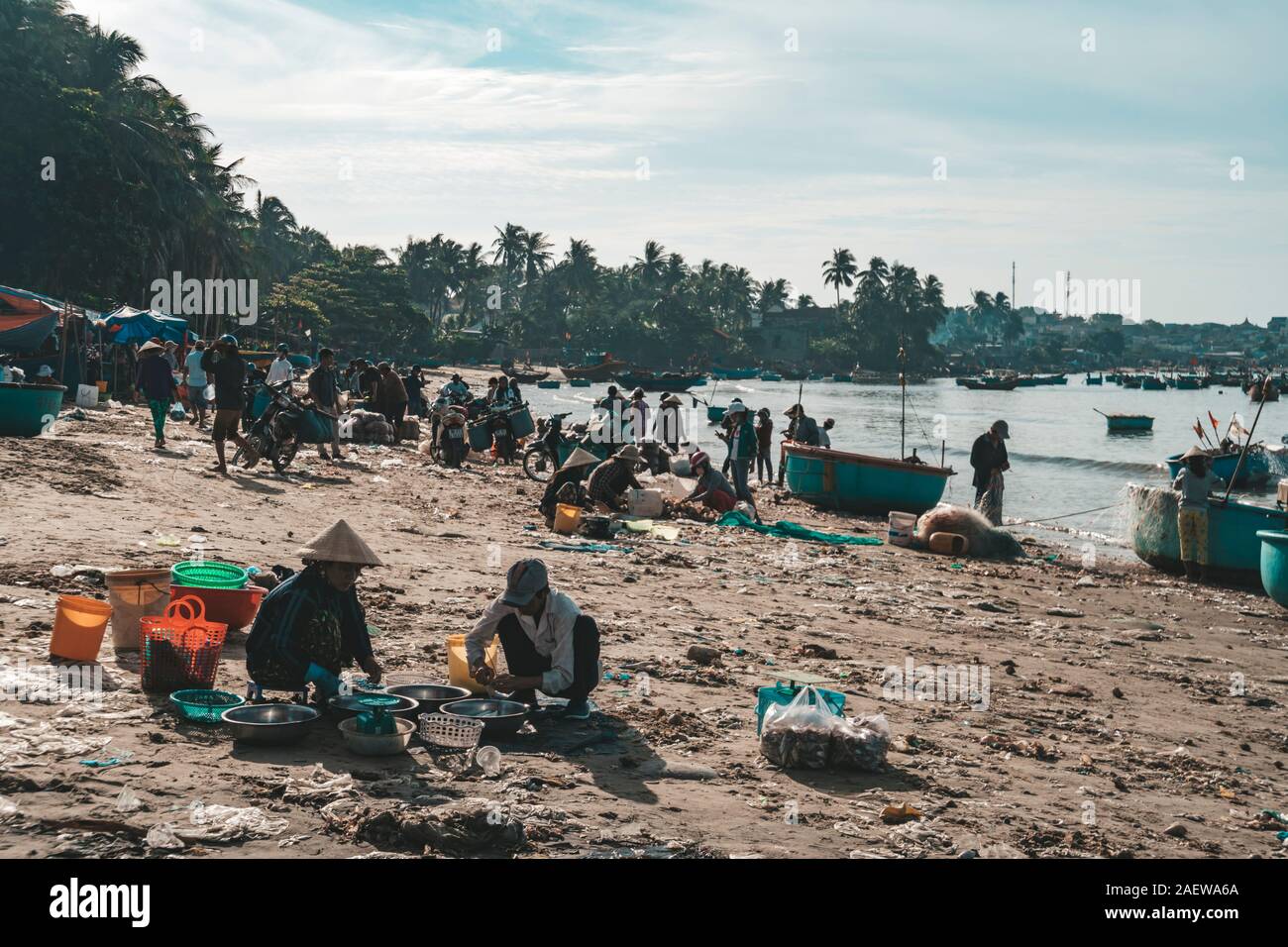 Travail vietnamien dans un village de pêcheurs au bord de la mer. MUI ne. Le Vietnam. 27,012019 Banque D'Images