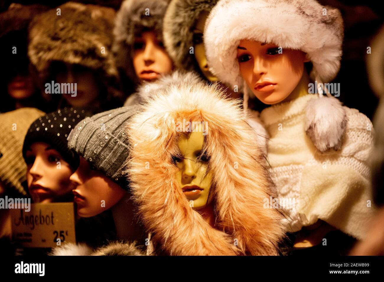 Berlin, Allemagne. Dec 10, 2019. Poupées avec des caps peut être vu sur un stand au marché de Noël à Breitscheidplatz. Credit : Christoph Soeder/dpa/Alamy Live News Banque D'Images