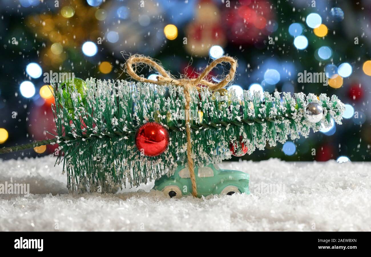 Jouet voiture transportant un arbre de Noël Banque D'Images