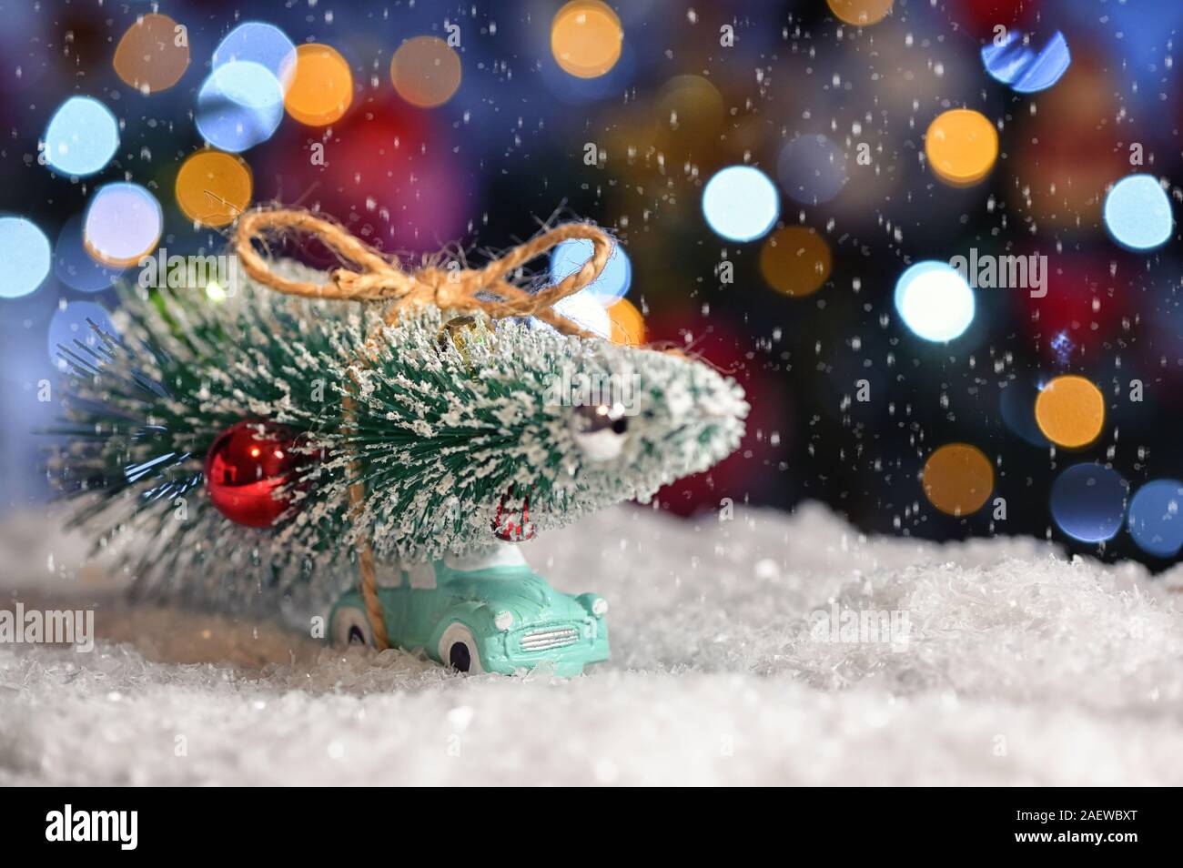 Jouet voiture transportant un arbre de Noël Banque D'Images