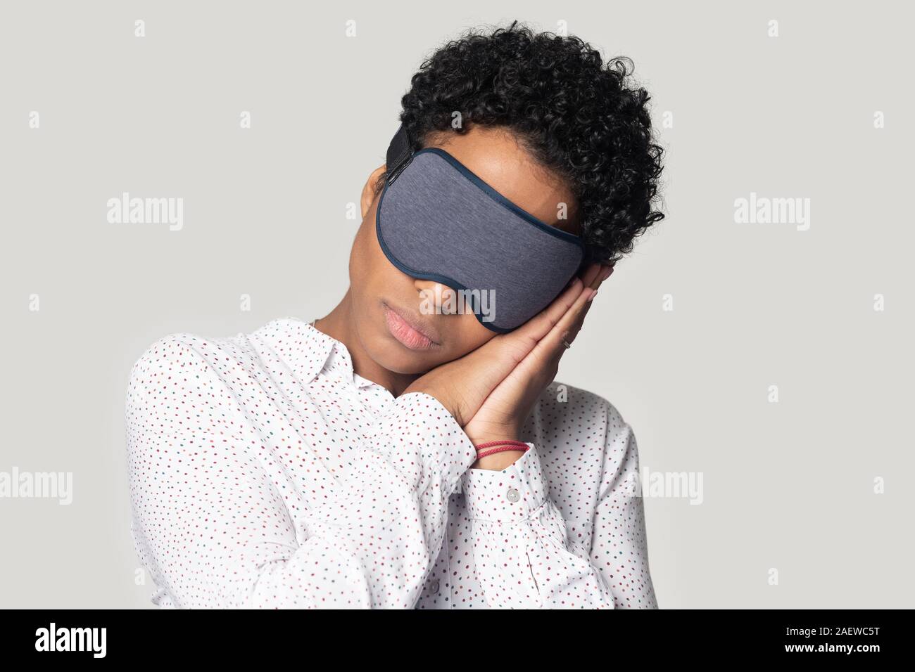 Fatigué young african american woman sleeping, relaxant avec un masque pour les yeux. Banque D'Images