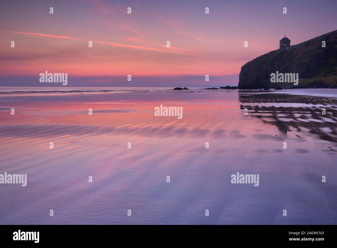 Lever de Soleil sur le plage et falaises de la côte de Causeway en Irlande du Nord. Banque D'Images