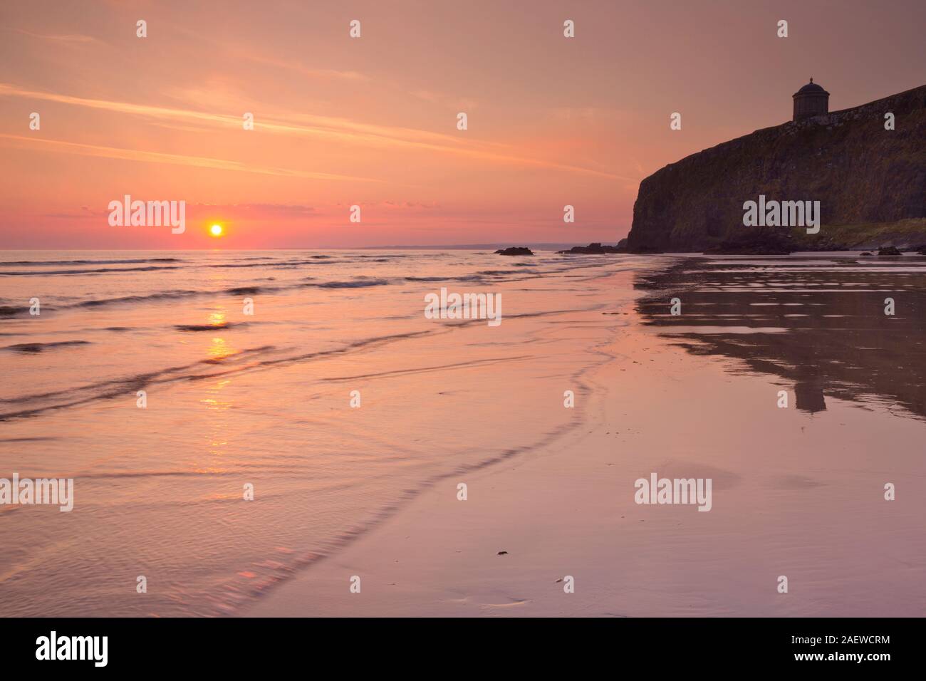 Lever de Soleil sur le plage et falaises de la côte de Causeway en Irlande du Nord. Banque D'Images
