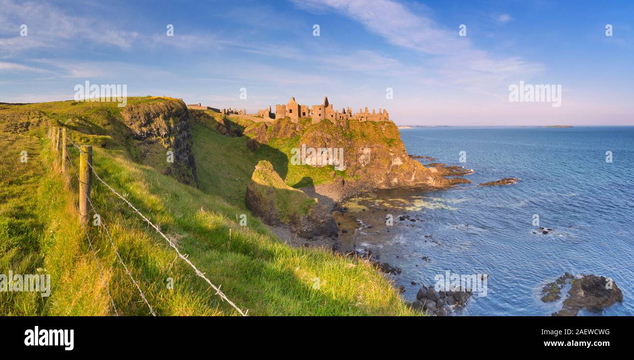 La lumière du soleil tôt le matin au Château de Dunluce sur sa côte de l'Irlande du Nord. Banque D'Images