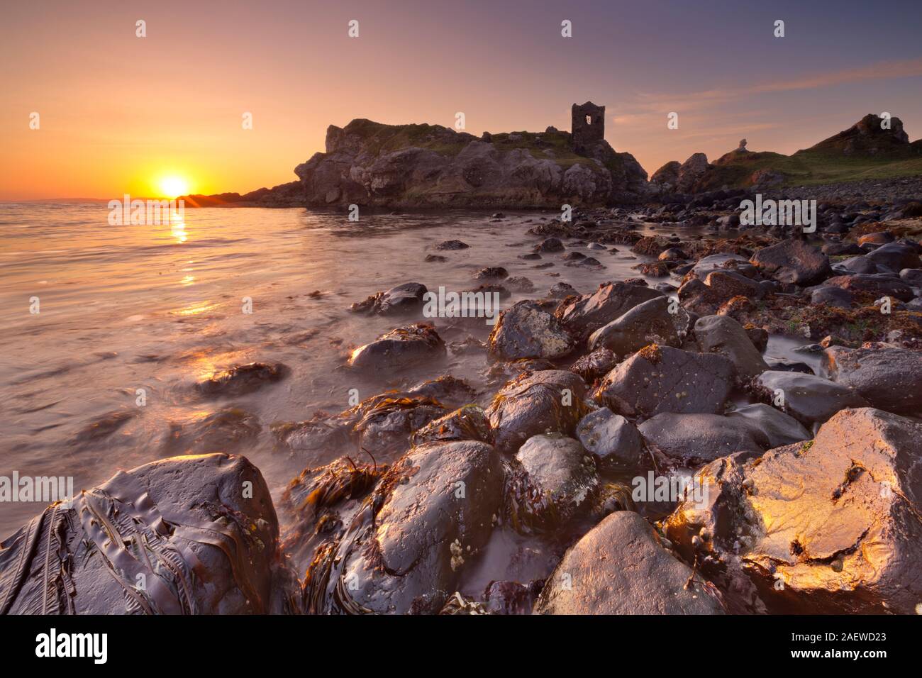 Lever du soleil à Kinbane Head avec les ruines de Kinbane Castle sur la côte de Causeway en Irlande du Nord. Banque D'Images